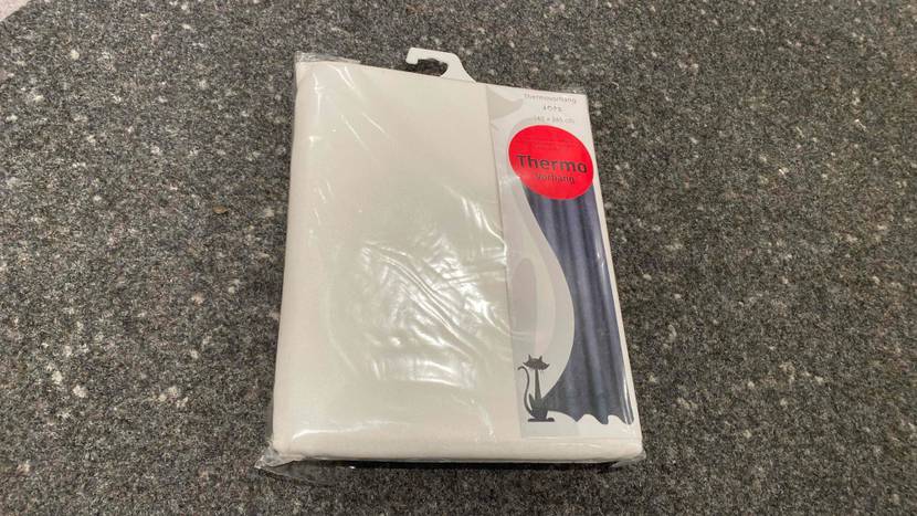 Thermovorhang getestet: Ein verpacktes Produkt auf einem grauen Teppich von oben.