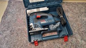 Eine elektrisch betriebene Stichsäge, wie die Professional GST 150 BCE von Bosch, liegt leichter in der Hand als eine Akku-Stichsäge.