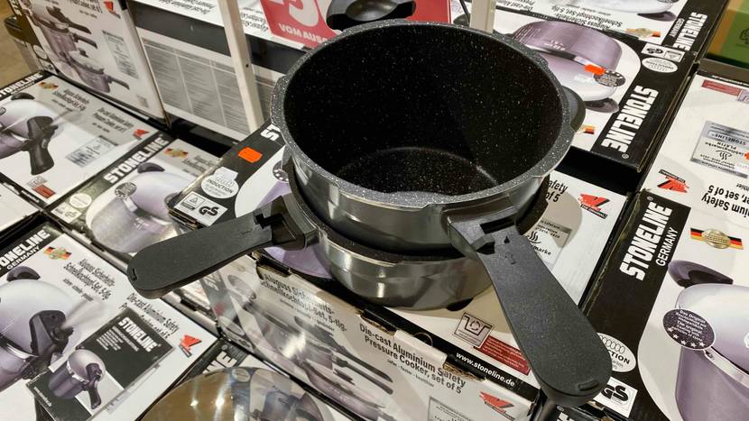 Schnellkochtopf getestet: Auf mehreren originalverpackten Produkten steht ein Topf ohne Deckel.