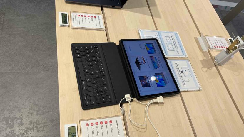 Ein getestetes Tablet mit Tastatur in einer Verkaufsfläche mit Preisschild.