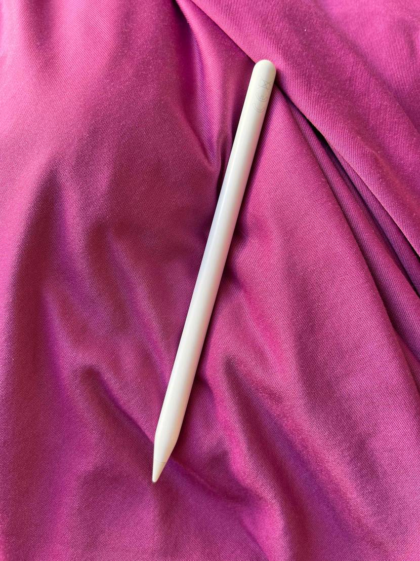 Getesteter Tablet-Stift liegt auf einer Decke.