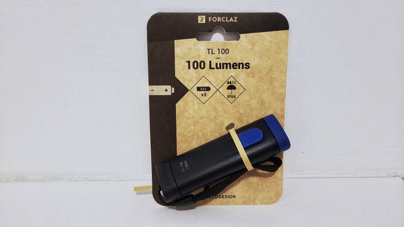 Taschenlampe getestet: Ein originalverpacktes Gerät vor einer hellen Wand.