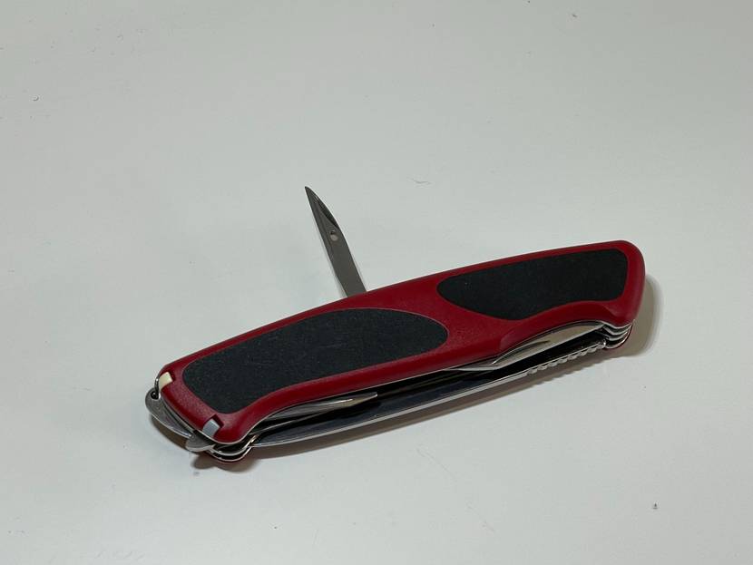 Taschenmesser mit ausgeklapptem Ahler