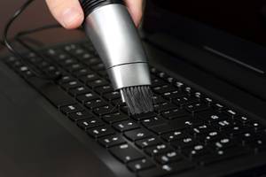 tastatursauger mit buerstenaufsatz