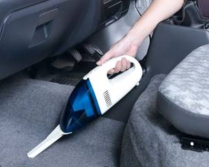 handstaubsauger wird im auto verwendet