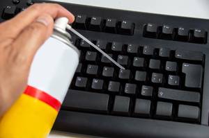druckluftspray statt tastatursauger wird eingesetzt