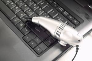 tastatursauger liegt auf einer laptop-tastatur