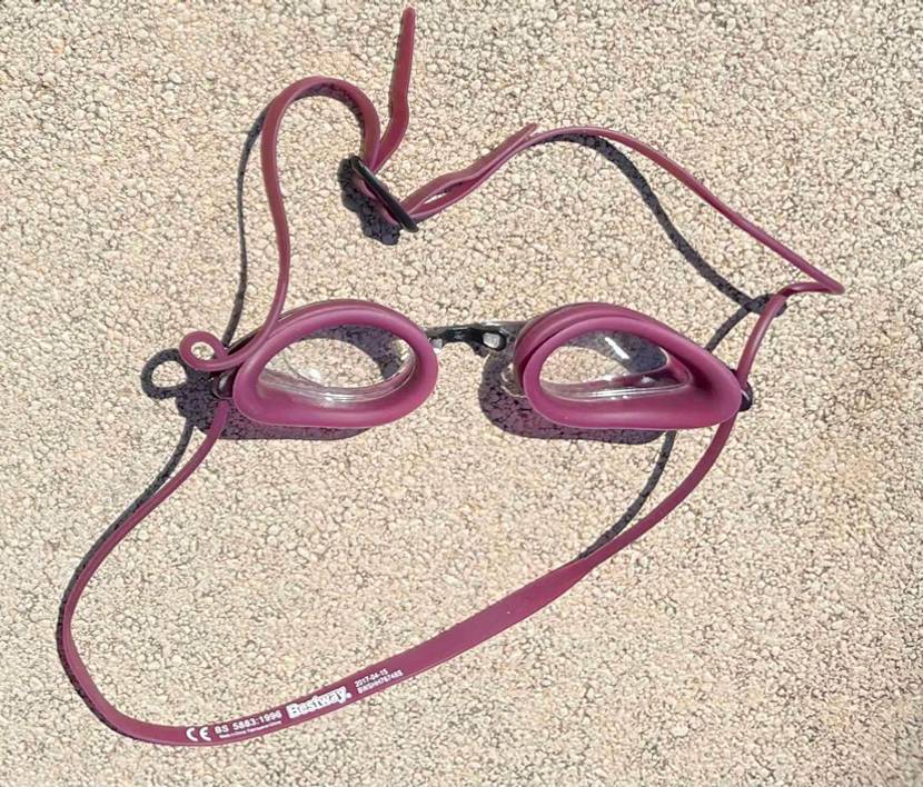 Getestete Taucherbrille befindet sich auf dem Boden.