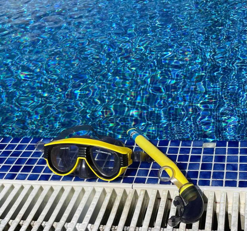 Getestete Taucherbrille mit Schnorchel befindet sich am Poolrand.