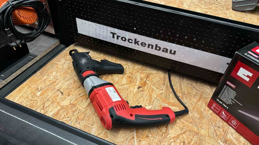 Getesteter Trockenbauschrauber hat ein schwarz-rotes Design.