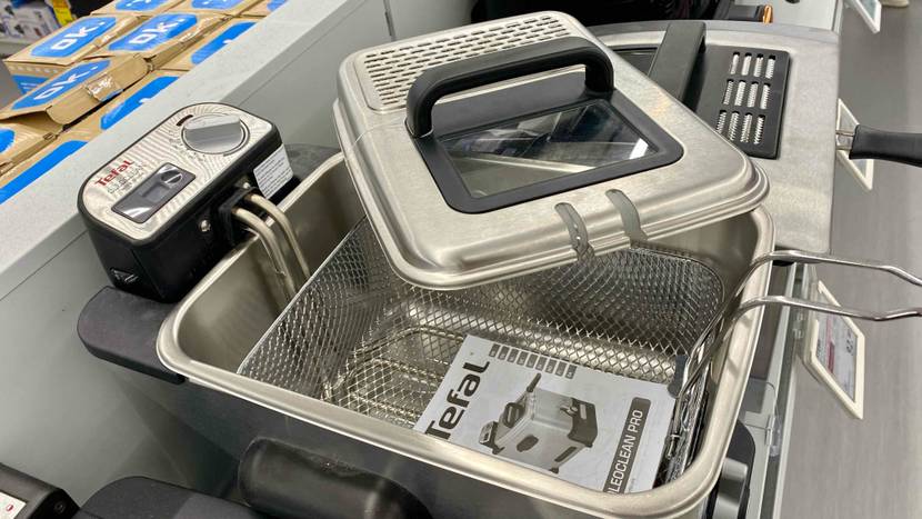 Im Test: Eine Friteuse von oben mit geöffnetem Deckel und Korb im Inneren.
