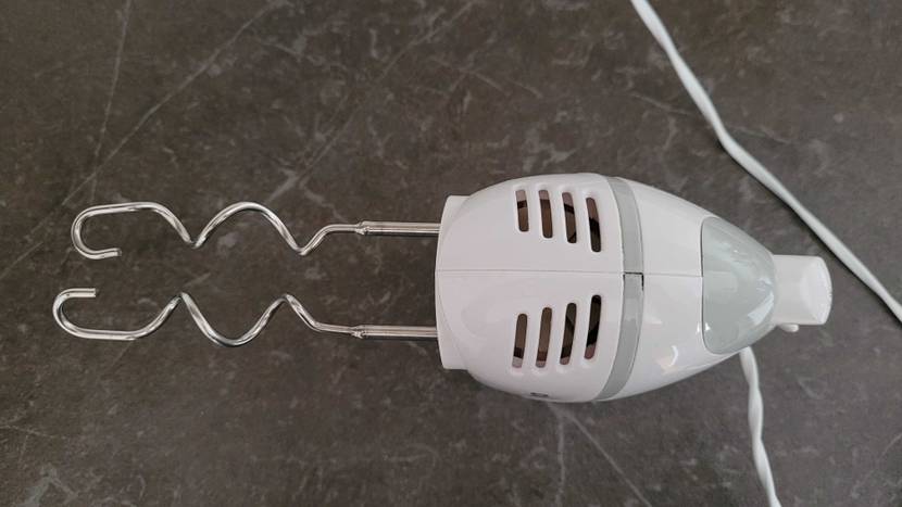 Handmixer liegend in der Küche