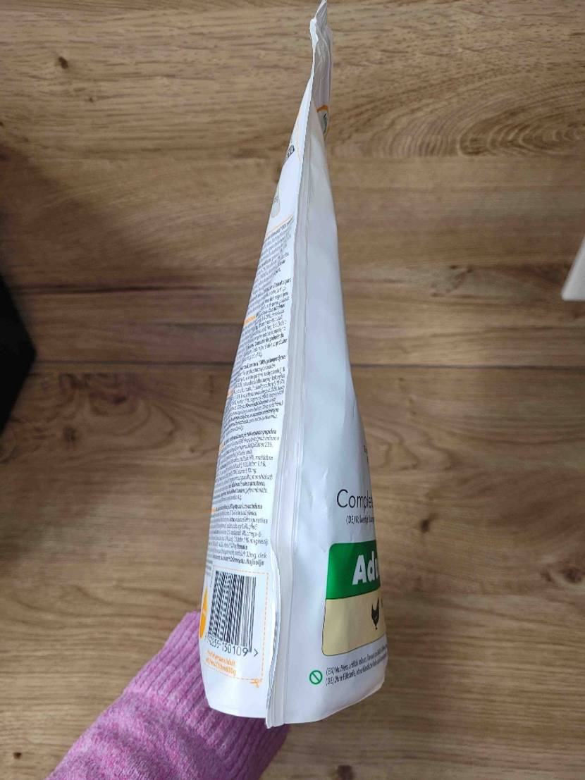 Eine Packung mit Katzen-Trockenfutter, die in der Hand gehalten wird.