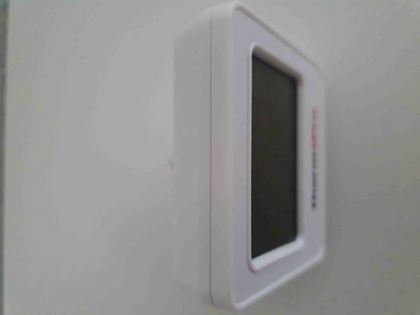 Blick von oben auf ein getestetes Smart-Home-Thermostat.