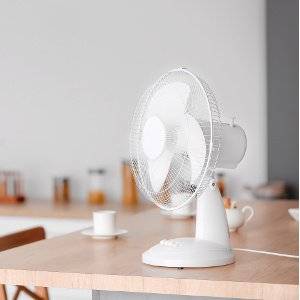 tischventilator auf einem tisch