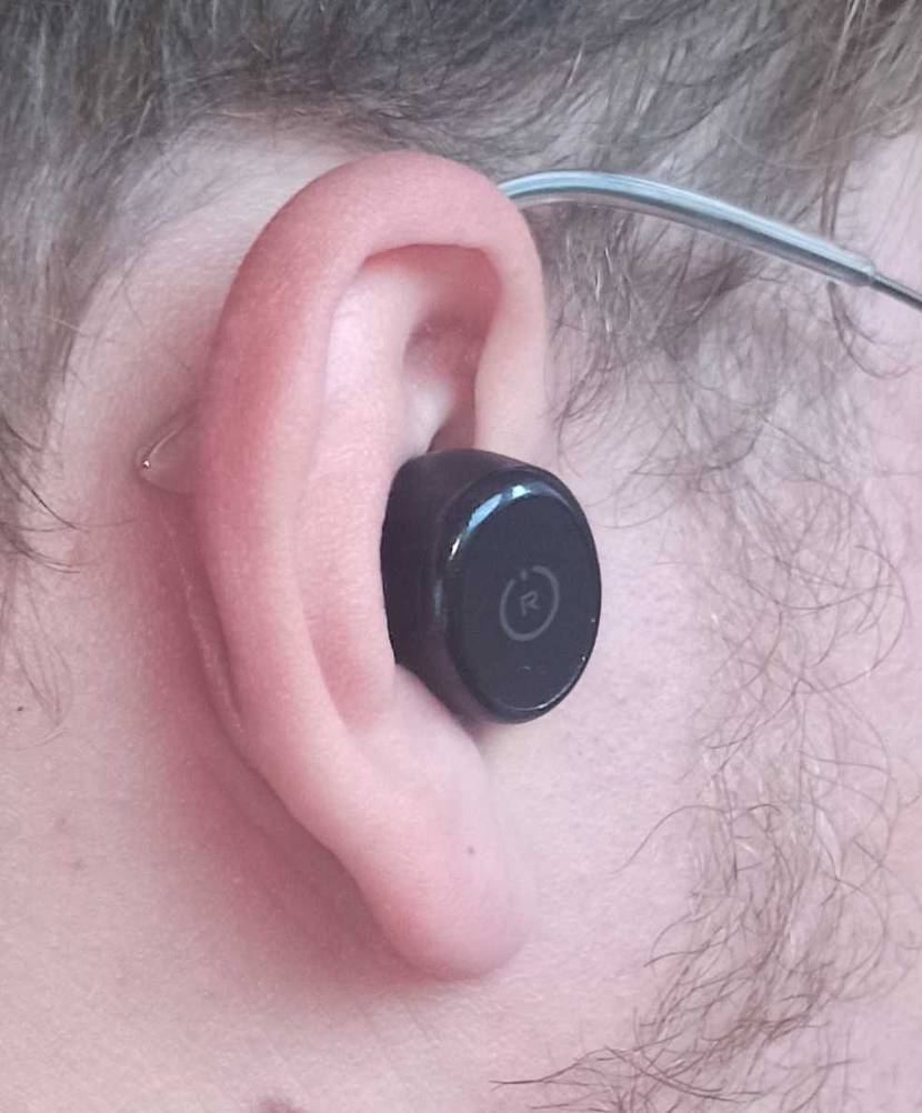 Wasserdichte Bluetooth Kopfhörer der Marke Tozo im rechten Ohr.