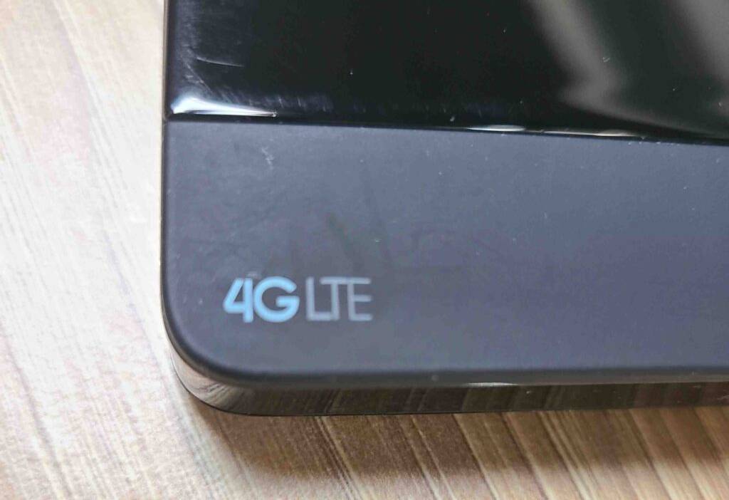 Ansicht der 4GLTE-Beschriftung auf einem schwarzen, getesteten mobilen WLAN-Router.