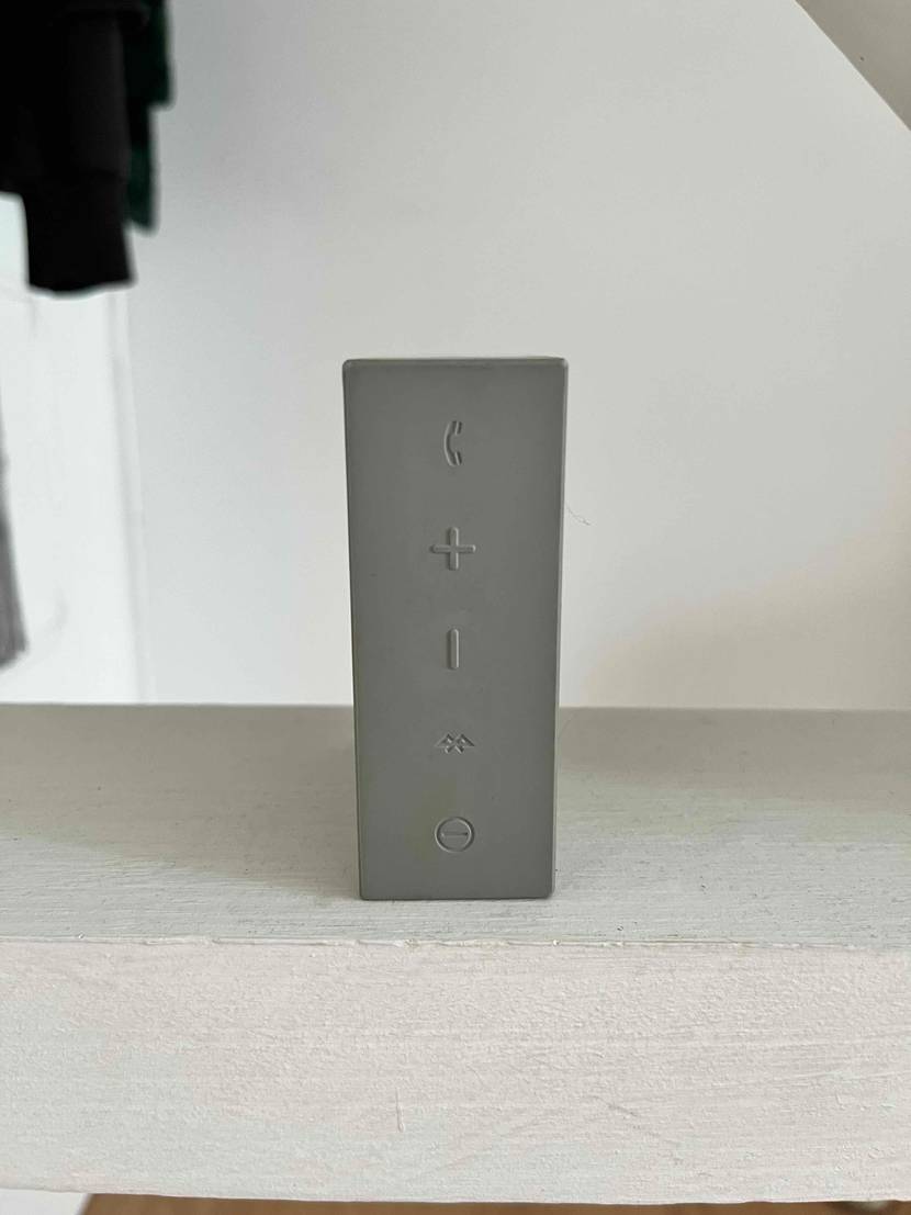 Lautstärkeregler und Bluetooth-Anschluss von einem getesteten tragbaren Lautsprecher.
