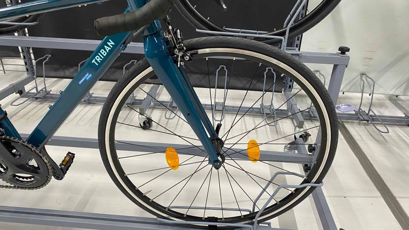 Rennrad getestet: Nahaufnahme des Vorderrades mit Reflektoren.