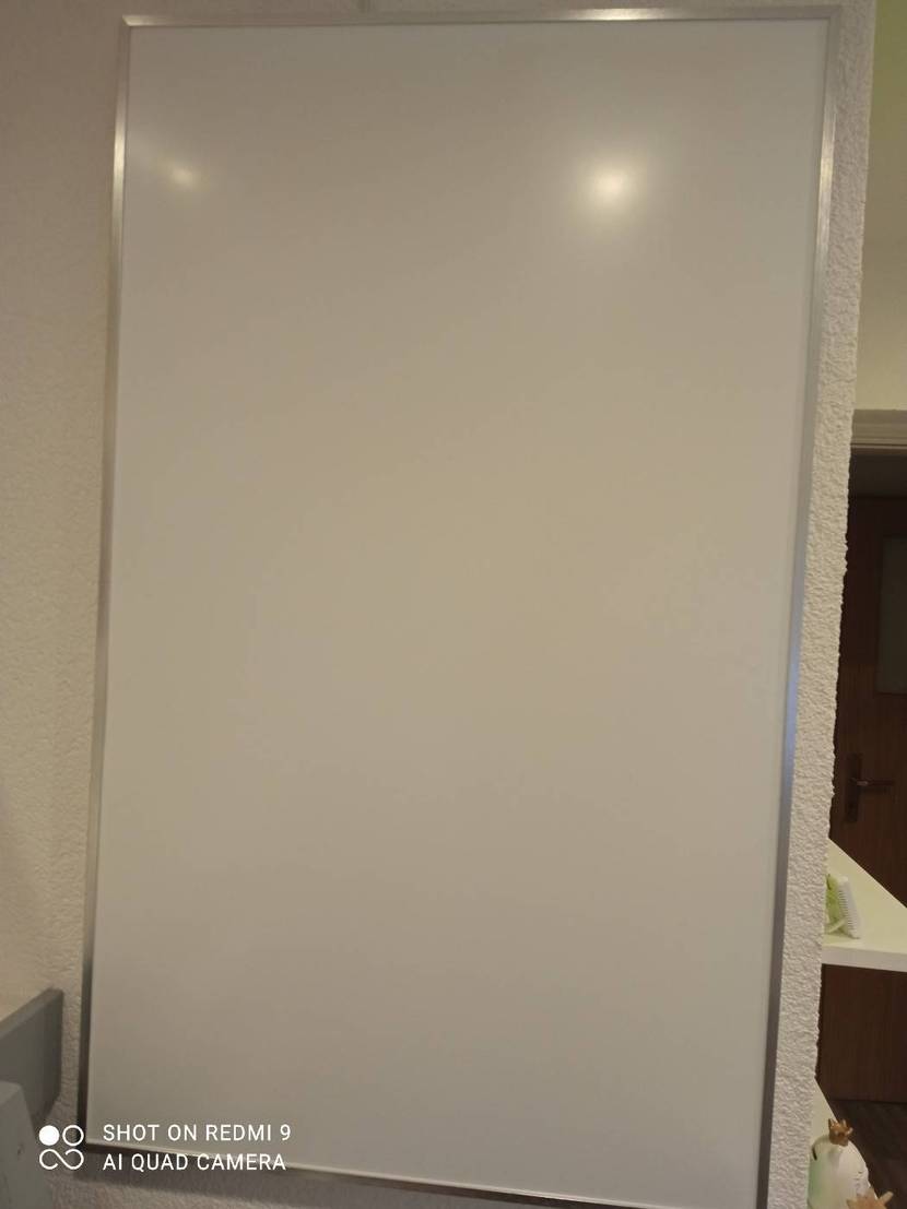 Im Test: Infrarotheizung in Weiß mit Metall-Rahmen an weißer Wand.