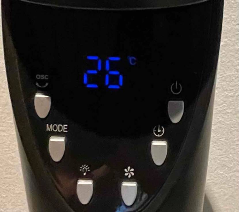 Turmventilator getestet: Detailansicht des Displays und des Bedienelements.
