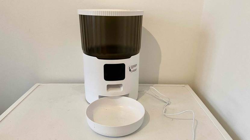 Im Test: Ein Futterautomat für Katzen von vorne mit Fressnapf auf einer hellen Fläche stehend.
