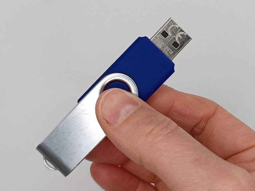 USB-Stick in einer Hand