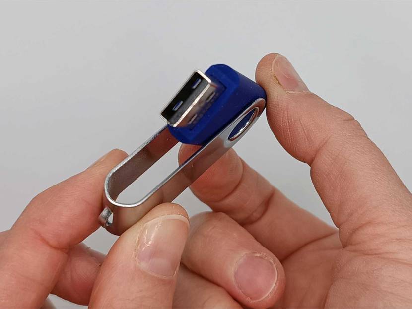 aufgeklappter USB-Stick