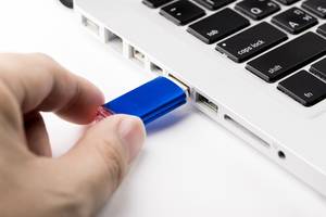 Mithilfe eines USB-Sticks können Sie Ihre Dateien extern speichern.