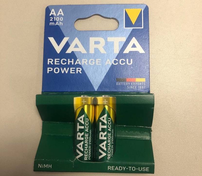 AA-Akku-Test: ein Zweierpack Varta Recharge Accu Power in der blau-grünen Originalverpackung auf einem beigen Hintergrund.