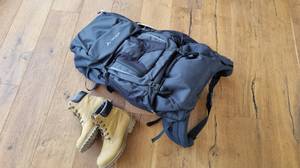 Trekkingrucksack schwarz mit Wanderschuhen