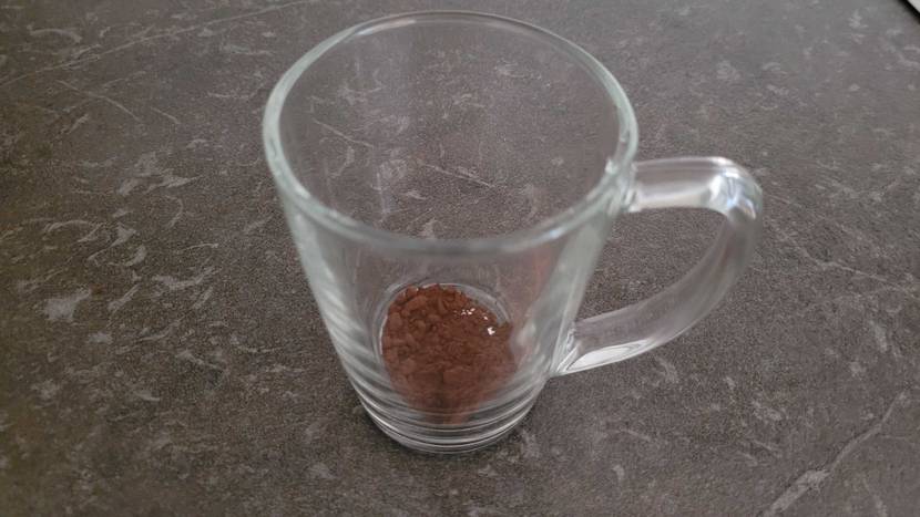 Kakaopulver in gläserner Tasse
