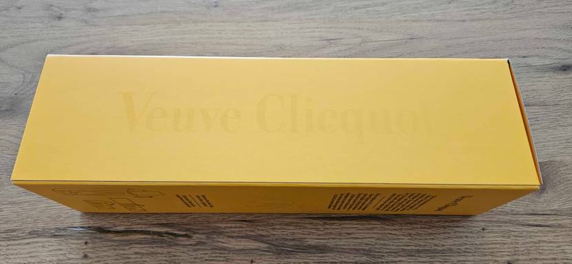 Champagner getestet: Eine Verpackung auf der Seite liegend mit Logo.