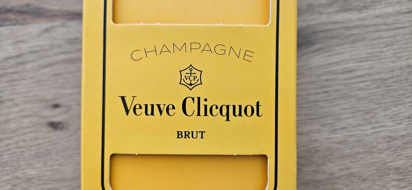 Nahaufnahme auf das Logo der Verpackung eines getesteten Champagners.