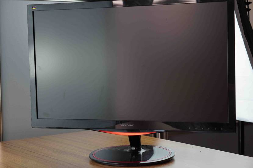 144-Hz-Monitor im Test: Monitor steht auf Schreibtisch.