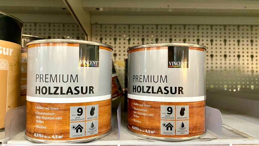Zwei Dosen Vincent Premium Holzlasur im Test befinden sich nebeneinander auf einem Verkaufsregal.