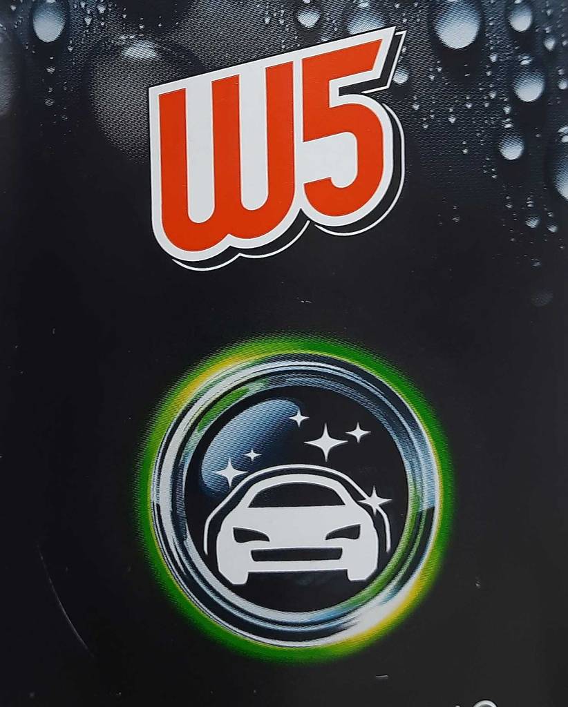 Autopoliturentest: Detailausschnitt einer schwarzen Verpackung mit einem W5-Markenzeichen.
