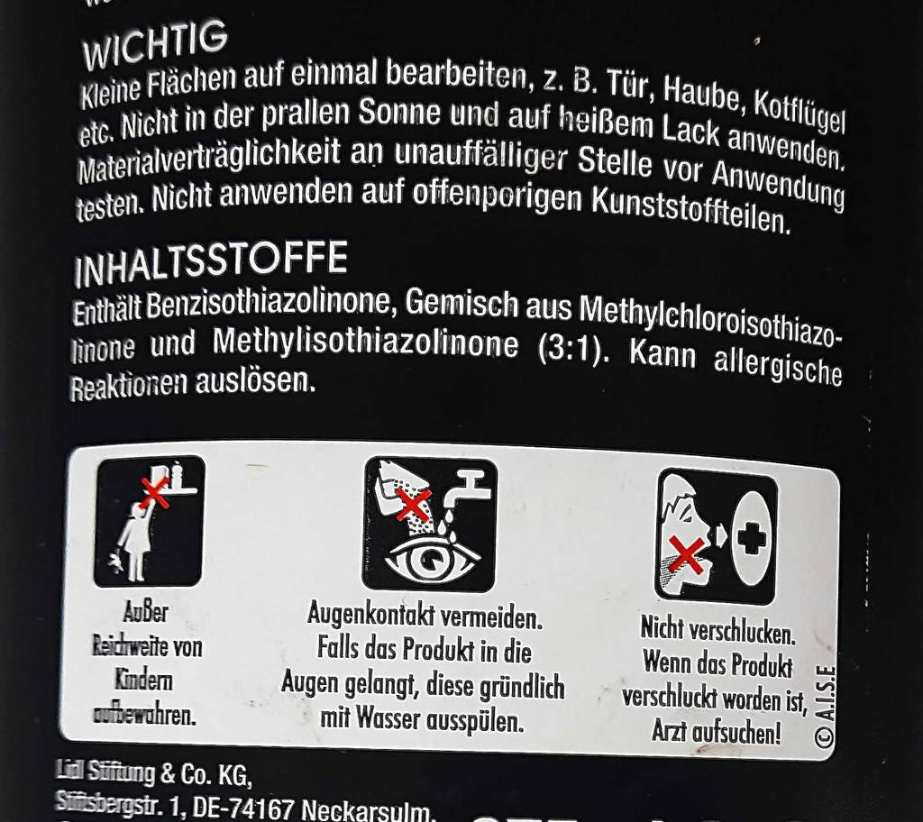 Autopoliturentest: Detailausschnitt einer schwarzen Verpackung mit weiß gedruckter Gebrauchsanweisung sowie Inhaltsstoffen.