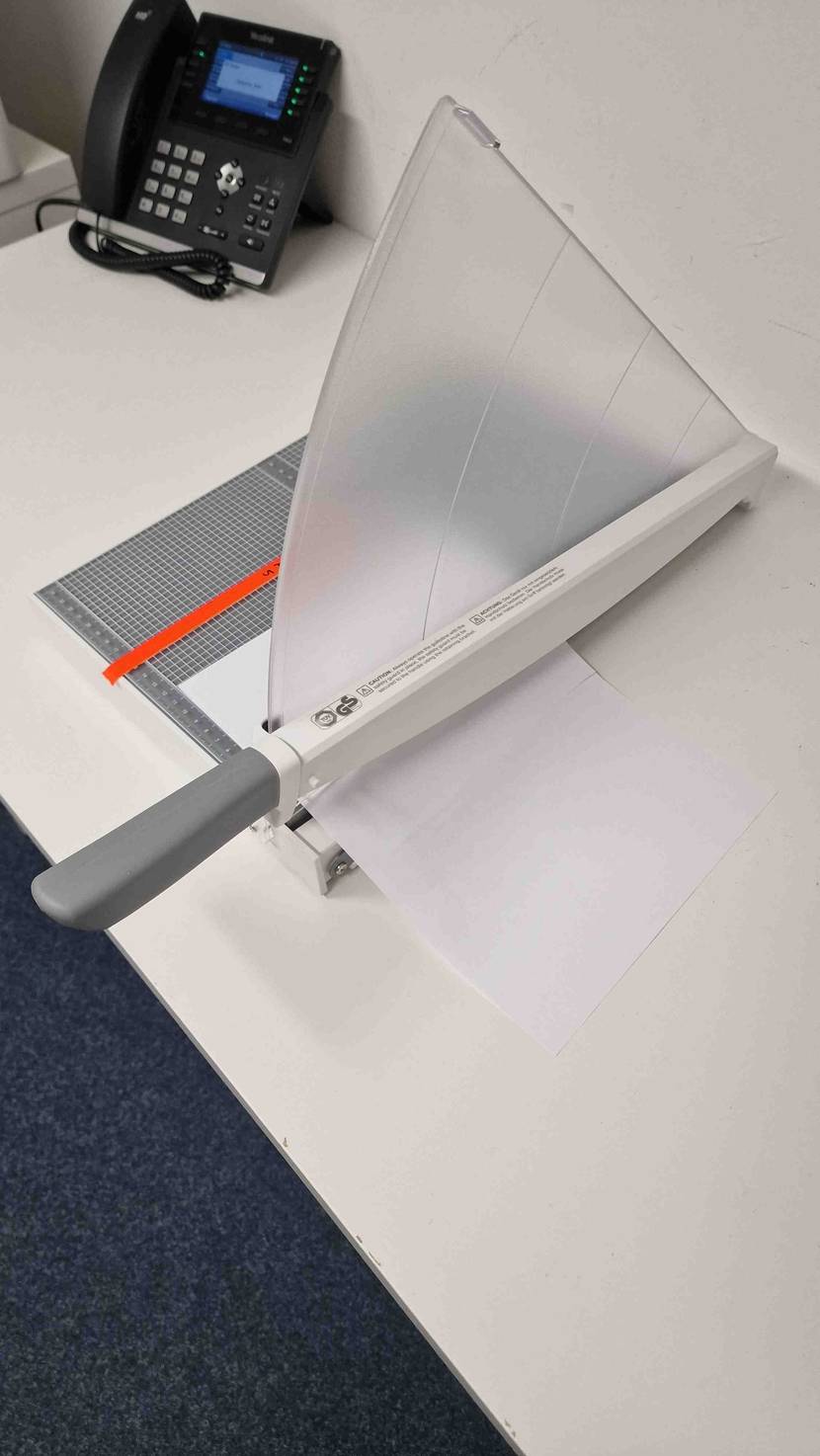 Leitz-Papierschneidemaschine.
