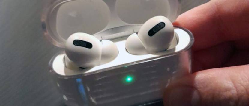 Bluetooth-Kopfhoerer Air Pro der Marke Apple.