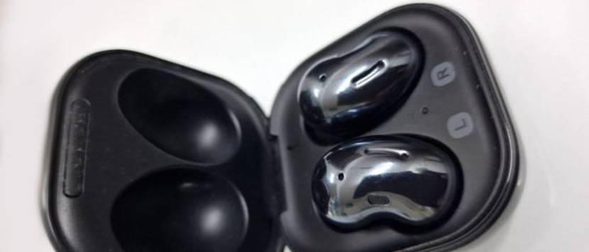 Bluetooth-Kopfhörer Samsung Galaxy Buds Live inklusive Aufbewahrungsbox.