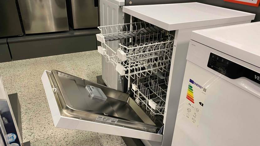 Getestet: Geschirrspüler mit 45 cm Breite steht geöffnet, mit Sicht auf den Ober- und Unterkorb in einem Geschäft.