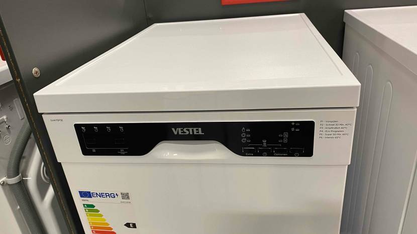 Im Test: Geschirrspüler mit 45 cm Breite der Marke Vestel steht geschlossen zwischen anderen Haushaltsgeräten.