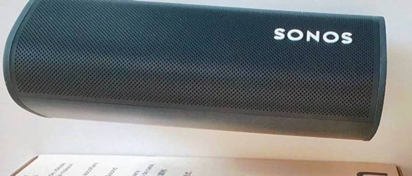 Lautsprecher Roam der Marke Sonos.