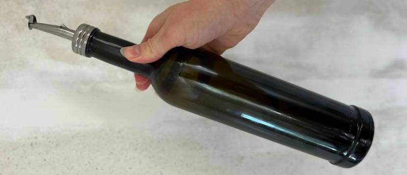 Ölflasche mit Ausgießer.