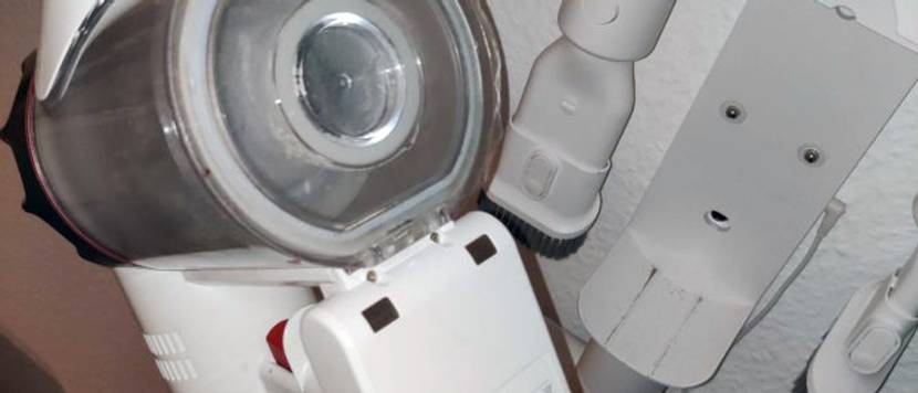 Staubsauger von Xiaomi, Staubbehälter und Ladegerät mit Zubehör.