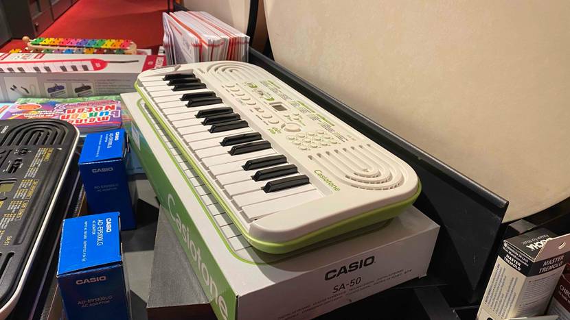 Keyboard-Test: Ansicht von schräg oben auf ein weißes Casiotone Keyboard SA-50 der Marke Casio in einem Verkaufsbereich.