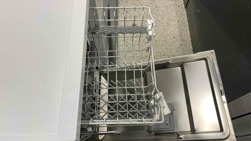 Im Test: Geschirrspüler mit 45 cm Breite steht geöffnet, mit Fokus auf den Oberkorb in einem Verkaufsbereich.
