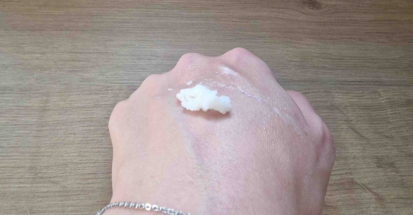 Auf einem Handrücken befindet sich ein Klecks getestete Sheabutter.