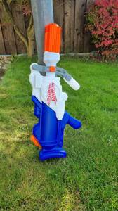 Wasserpistole steht im Garten
